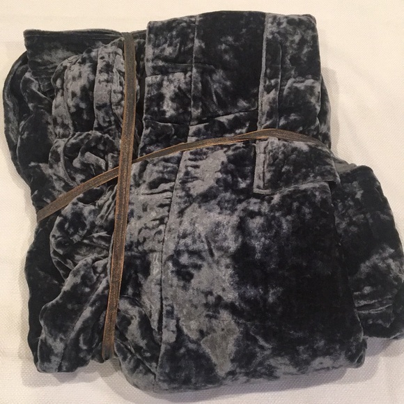 🏰Harry Potter🏰 x Pottery Barn HUFFLEPUFF Teen Velvet Robe - Picture 14 of 16